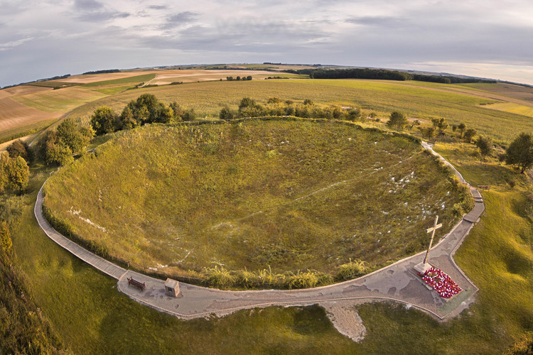 https://www.adrian-roads.com/wp-content/uploads/2019/03/Lochnagar-crater-la-boisselle.jpg